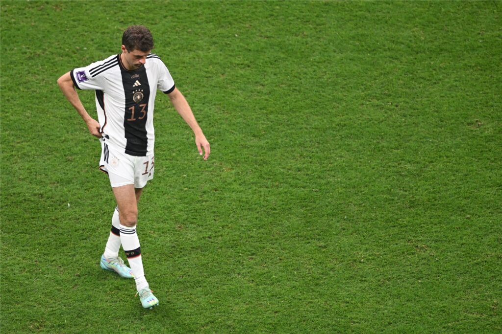 Thomas Müller geht enttäuscht vom Platz. Thomas Müller geht enttäuscht vom Platz.