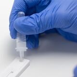Eine Mitarbeiterin wertet in einem Corona-Testcenter einen Corona-Schnelltests aus.