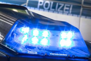 Eine Blaulicht leuchtet auf dem Dach eines Polizeiwagens.