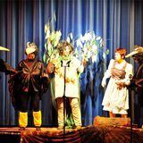 Eine Gruppe als Raben verkleidete Schauspieler steht auf der Bühne der Stadthalle Waltrop.