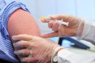 Ein Patient erhält eine Corona-Schutzimpfung.
