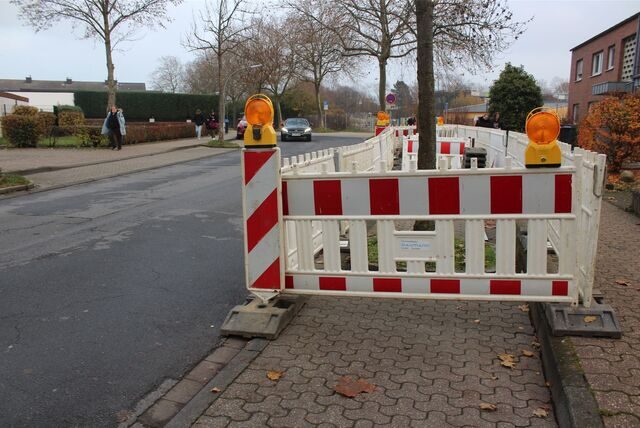 An der Straße „Egelmeer“ in Waltrop liegen Baustellen-Absperrungen bereit.