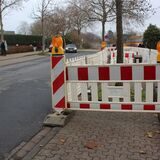 An der Straße „Egelmeer“ in Waltrop liegen Baustellen-Absperrungen bereit.
