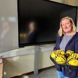 Schulleiterin Susanne Schule-Hullern zeigt ein Tablett mit Bee-Bots. Das sind Roboter, die die Kinder programmieren können.