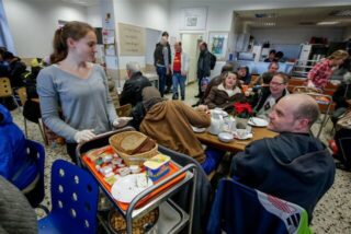 Das Obdachlosenfrühstück im Gast-Haus an der Rheinischen Straße gehört seit vielen Jahren zum Angebot für wohnungslose Menschen in Dortmund.