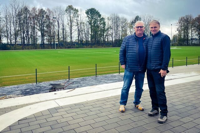 Michael Grzeskowiak (l.) und Andreas Klemm freuen sich, dass der FC 26 Erkenschwick endlich auf die neue Sportanlage darf.