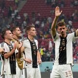 Die deutsche Mannschaft ist ausgeschieden aus der WM. Na wenigstens muss Papatastisch-Autor Thomas Raulf jetzt zu Hause nicht mehr über einen Boykott diskutieren. Die Luft ist ‚raus.