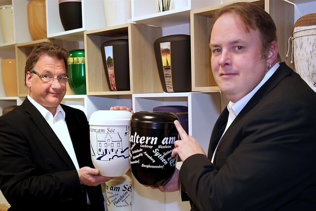 Stefan und Ingo Richter haben Urnen mit Haltern-Motiven entwickelt.