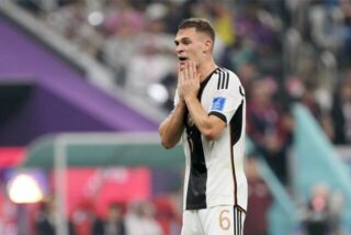 Joshua Kimmich greift sich ins Gesicht.