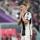 Joshua Kimmich greift sich ins Gesicht.