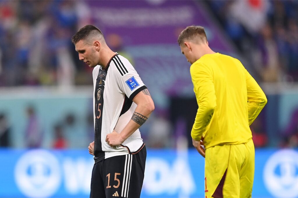 Niklas Süle blickt nach unten. Niklas Süle blickt nach unten.