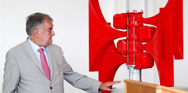 Herbert Reul (CDU) neben einer roten Sirene.