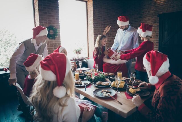 familie beim weihnachtessen