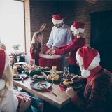 familie beim weihnachtessen