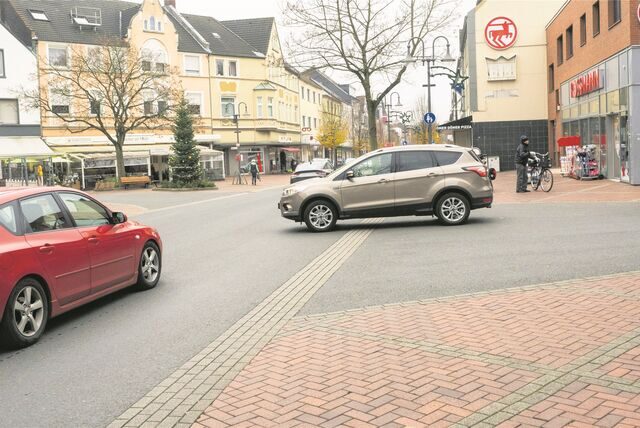 Autos, die aus der Goethestraße auf die Stimbergstraße abbiegen, haben Vorfahrt. Das wird oft übersehen und sorgt dann für kritische Situationen
