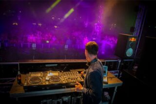 Ein DJ steht auf der Bühne beim Sunset Beach Festival in Haltern.