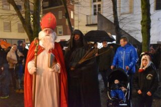 Wie hier vor einigen Jahren ziehen Nikolaus und Knecht Ruprecht auch 2022 wieder durch die Dorstener Altstadt.