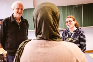 Meryem im Gespräch mit ihren Klassenlehrern Volker Brockhoff und Irina Dömel.