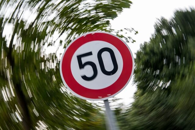 Ein Verkehrsschild gibt Tempo 50 vor.