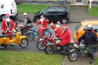 Kreidler-Fahrer in Nikolauskostümen