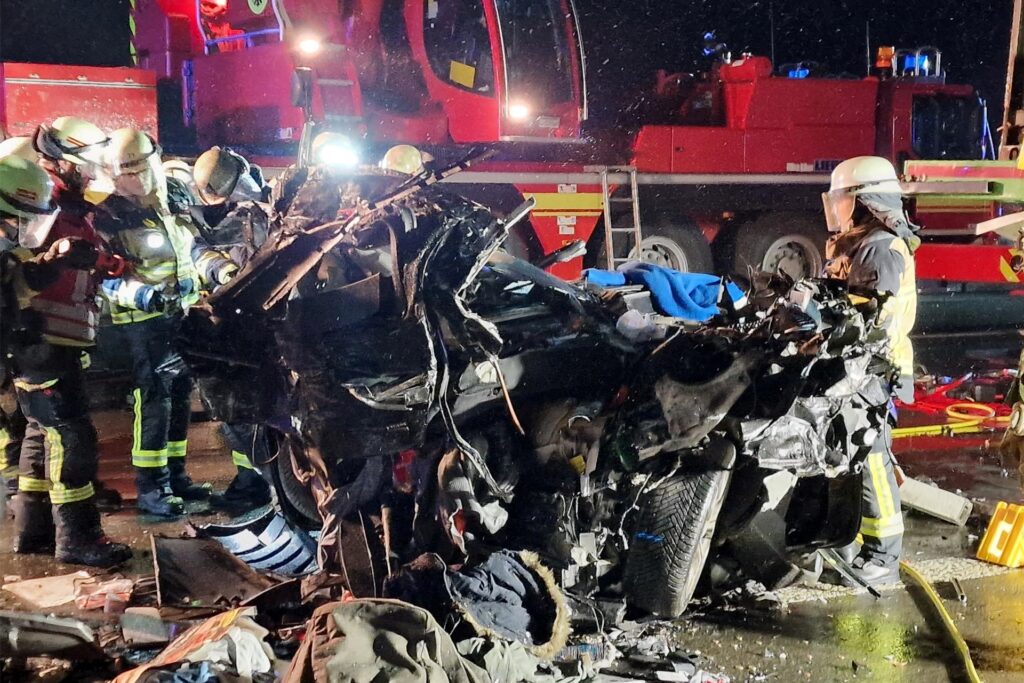 Unfall A1 zwischen Schwerte und Unna zerstörtes Auto