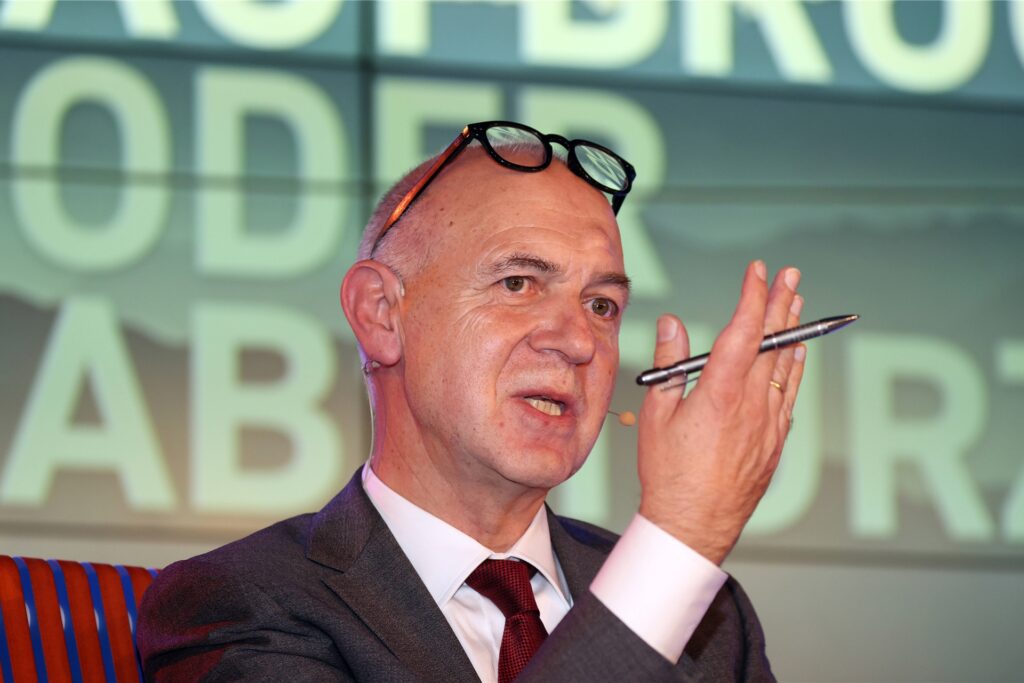 Bernd Neuendorf hebt die Hand. Bernd Neuendorf hebt die Hand.
