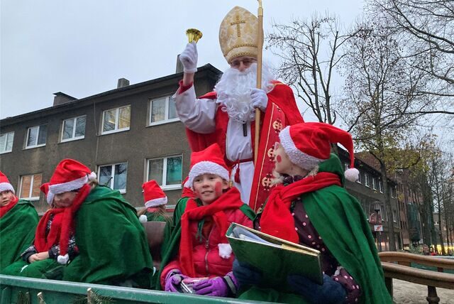 Der Nikolaus auf einem der Märchenwagen beim Hülser Nikolausumzug.