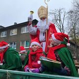 Der Nikolaus auf einem der Märchenwagen beim Hülser Nikolausumzug.