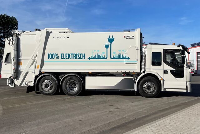Ein weißer Müllwagen mit der Aufschrift 100 % elektrisch.