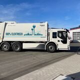 Ein weißer Müllwagen mit der Aufschrift 100 % elektrisch.