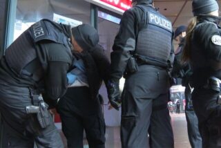 Polizisten kontrollieren am Hamburger Hauptbahnhof einen Mann.