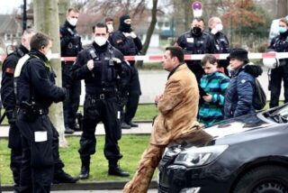 Michael Schele, Organisator zahlreicher Querdenker-Autokorsos in NRW, im März 2021 im Gespräch mit Dortmunder Polizisten.