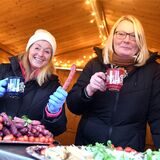 Lecker und fröhlich ging es zu beim ersten Henrichenburger Weihnachtsmarkt nach der Corona-Pandemie.