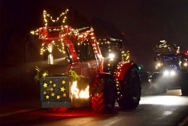 Ein Trecker, geschmückt mit Lichterketten und einem leuchtenden Stern