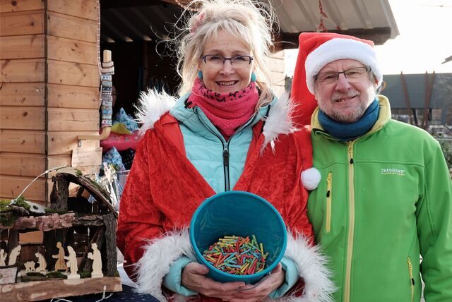 Ein Foto vom Losverkauf: Auf dem Mr. Trucker-Weihnachtsmarkt gibt es auch wieder einiges zu gewinnen.