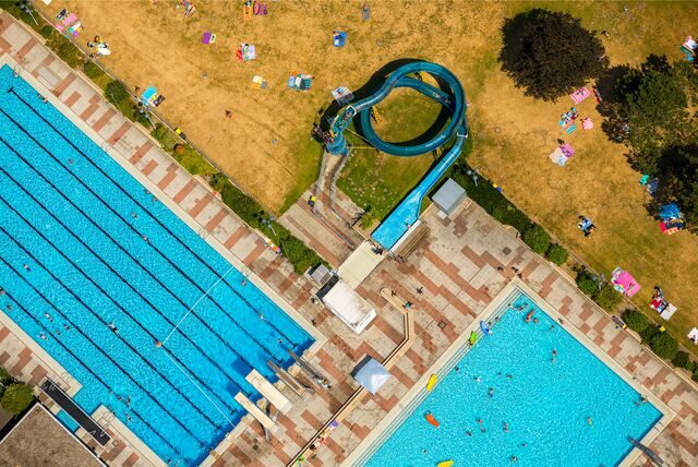 Ein Luftbild des Freibades des Aquarells mit zwei Becken und einer Rutsche