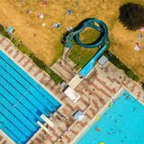 Ein Luftbild des Freibades des Aquarells mit zwei Becken und einer Rutsche