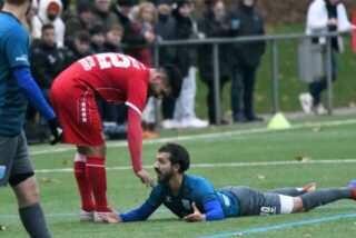 Am Ende nicht mehr obenauf war Obercastrops Elvis Shala (r) gegen Türkspor Dortmund.