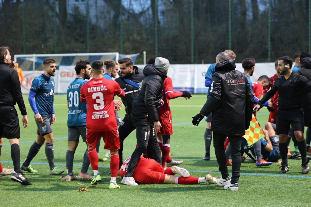 Hektik kam im Spiel zwischen Wacker Obercastrop und Türkspor Dortmund zu Beginn der zweiten Halbzeit auf - auch mit einer Rudelbildung. Hektik kam im Spiel zwischen Wacker Obercastrop und Türkspor Dortmund zu Beginn der zweiten Halbzeit auf - auch mit einer Rudelbildung.