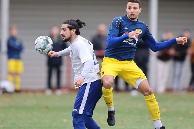 Vedat Öz (l) traf für den FC Castrop-Rauxel in Witten zum 1:0.