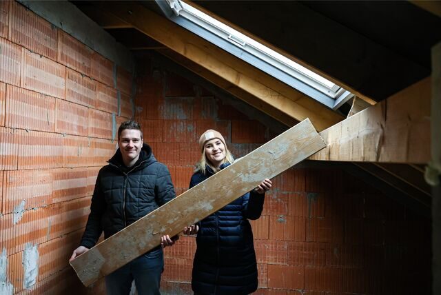Lisa König und Chris Kremer freuen sich über den Einbau der Velux-Fenster für das Dachgeschoss ihrer Doppelhaushälfte in Dortmund-Brechten. Obwohl sie erst nachträglich in das Dach eingebaut wurden, hat das Bauherren-Paar sehr vorausschauend geplant.