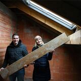 Lisa König und Chris Kremer freuen sich über den Einbau der Velux-Fenster für das Dachgeschoss ihrer Doppelhaushälfte in Dortmund-Brechten. Obwohl sie erst nachträglich in das Dach eingebaut wurden, hat das Bauherren-Paar sehr vorausschauend geplant.