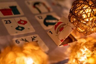 Ein Adventskalender und Kerzen.