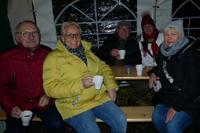 Dieter Böck, Ingrid Rowski, Brigitte Schmalöer (vorne v.li.), Edgar Schmalöer und Kerstin Schmalöer (hinten v.li.) genossen den Winterzauber und den gemeinsamen Nachmittag.