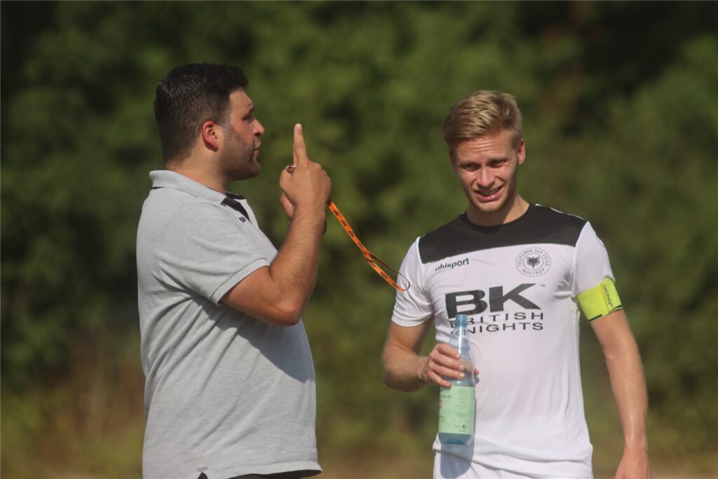 Teutonen-Kapitän (r.) - Co-Trainer Ibo Karadag - half in Vinnum in der Innenverteidigung aus. Teutonen-Kapitän (r.) - Co-Trainer Ibo Karadag - half in Vinnum in der Innenverteidigung aus.
