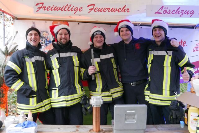 Die freiwillige Feuerwehr aus Sinsen versorgte die Besucher des Winterzaubers mit frisch gegrillten Bratwürstchen und guter Laune. André Kauth, Philipp Mattke, Leon Hülsmann, Philipp Eckhorst und Fabian Uhlenbrock übernahmen die zweite Schicht am Grill.