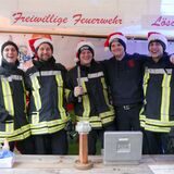 Die freiwillige Feuerwehr aus Sinsen versorgte die Besucher des Winterzaubers mit frisch gegrillten Bratwürstchen und guter Laune. André Kauth, Philipp Mattke, Leon Hülsmann, Philipp Eckhorst und Fabian Uhlenbrock übernahmen die zweite Schicht am Grill.
