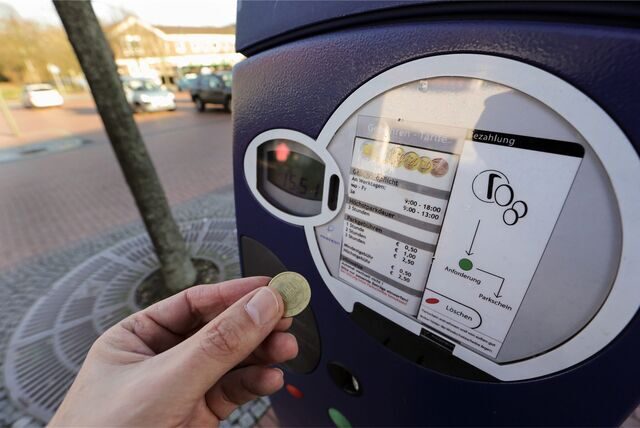 Hand, Münze, Parkautomat Waltrop