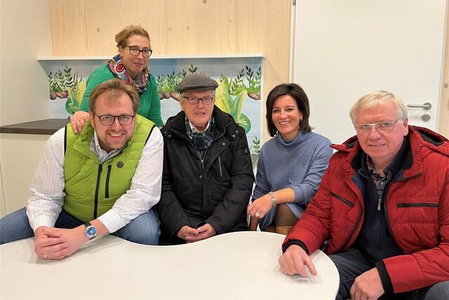 Die Investoren Stefan Rüter und Annika Rüter, Pfarrer Ulrich Müller, Verbundleitung Nicole Weiner und Heinz Rüter sitzen in der Froschgruppe der neuen Kindertageseinrichtung St. Barbara.