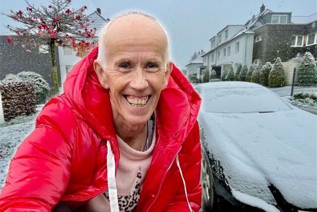 Burkhard Dreischer vor einer leicht schneebedeckten Straße in Holzen.